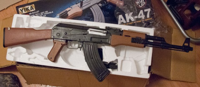 【YIKA AK-47】小道具には十分だぜ。I bought the Cheap Assault Rifle. – ソエジマックス ヘッド