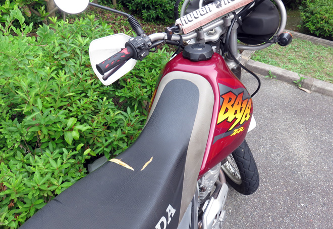 バイクシートが破けちゃった！【XR250 BAJA】粘着合皮シートを使って補修してみた。